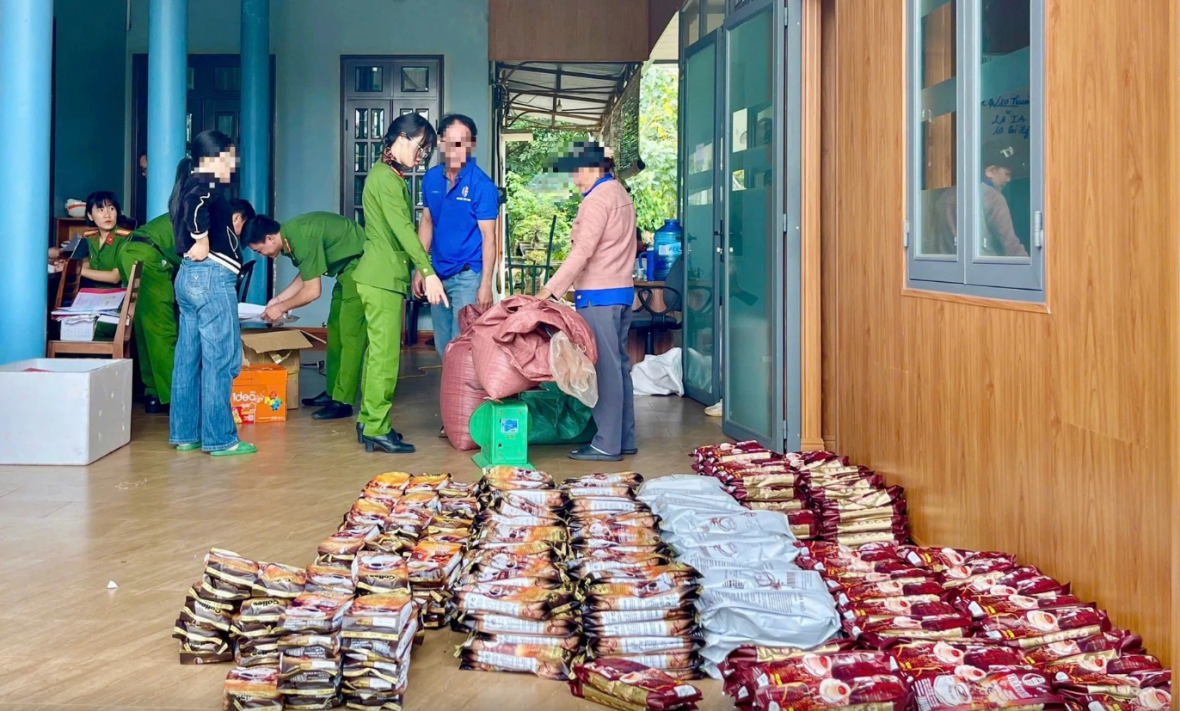 Công an thu giữ nhiều cà phê đóng gói và nguyên liệu tại cơ sở sản xuất của ông T. (Ảnh: Công an tỉnh Gia Lai) Công an thu giữ nhiều cà phê đóng gói và nguyên liệu tại cơ sở sản xuất của ông T. (Ảnh: Công an tỉnh Gia Lai)