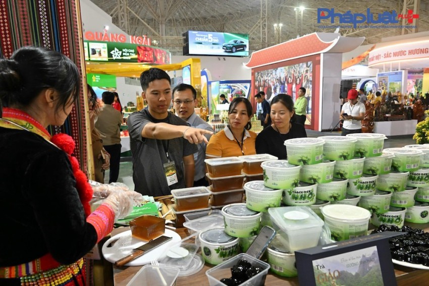 Cận cảnh các gian hàng của các địa phương trưng bày tại Hội chợ Mùa thu lần thứ I