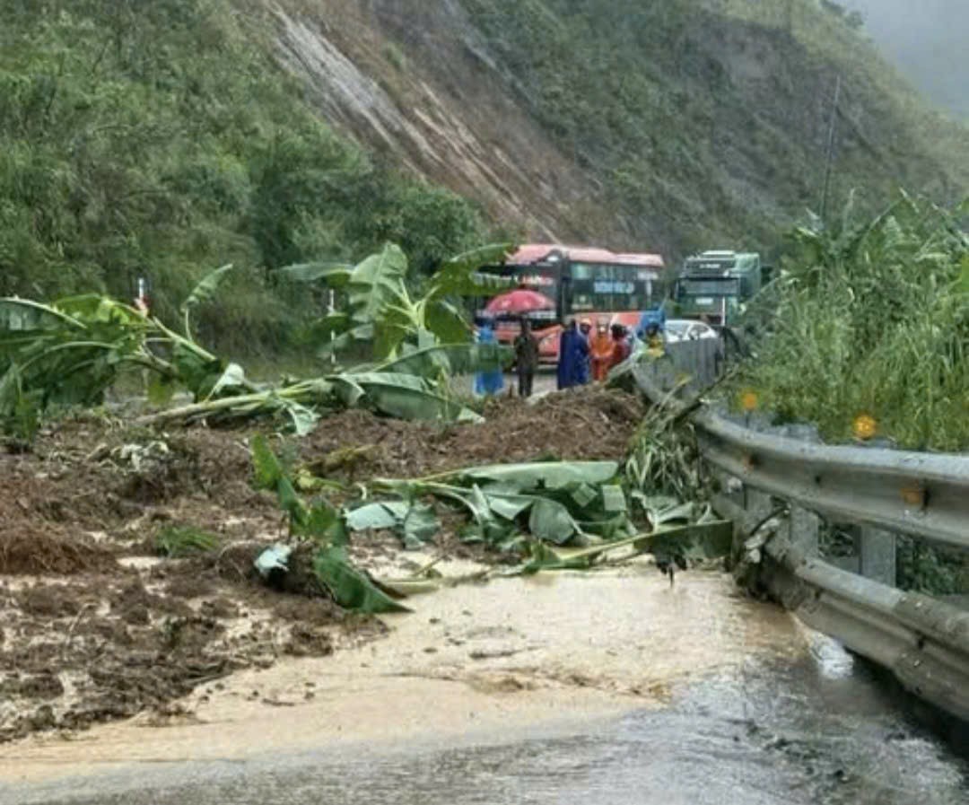 Quảng Ngãi: Mưa lớn nhiều giờ, sạt lở trên đèo Lò Xo diễn biến phức tạp