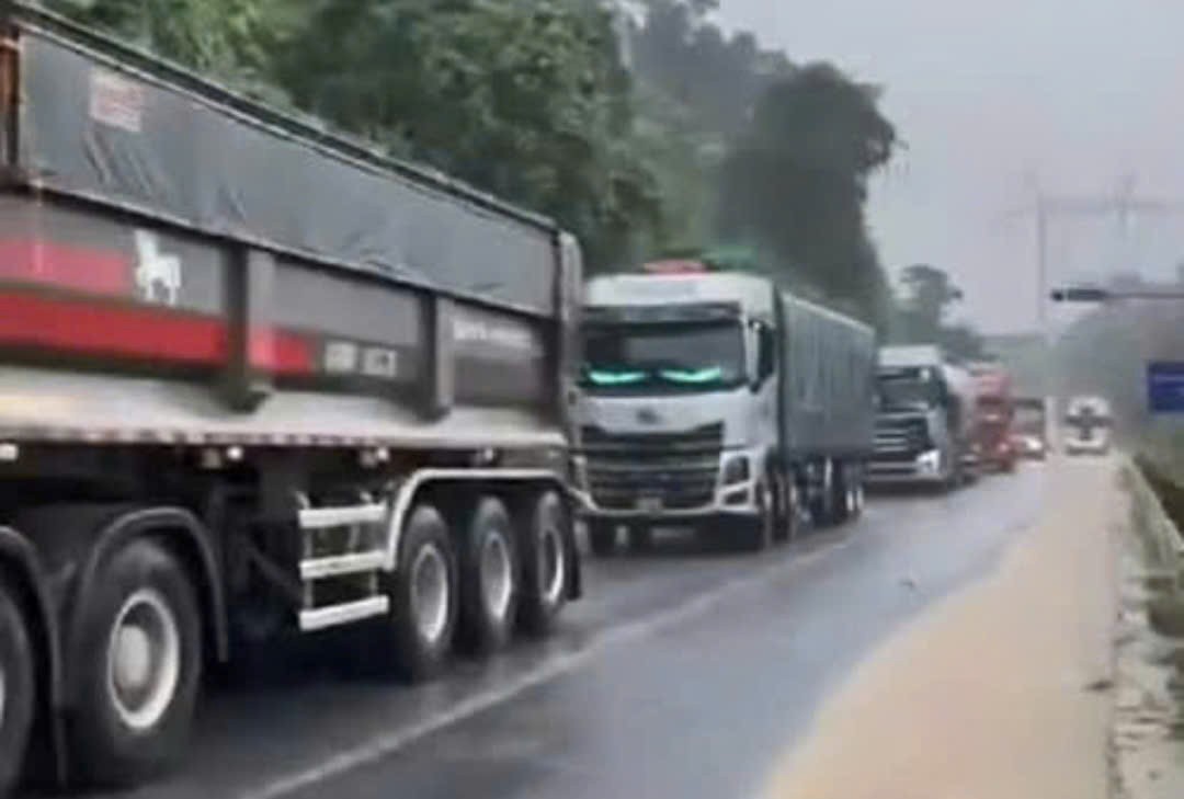 Quảng Ngãi: Mưa lớn nhiều giờ, sạt lở trên đèo Lò Xo diễn biến phức tạp