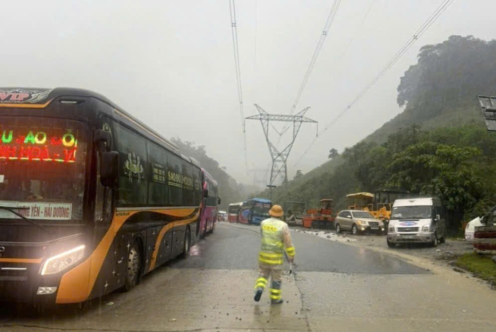 Quảng Ngãi: Mưa lớn nhiều giờ, sạt lở trên đèo Lò Xo diễn biến phức tạp