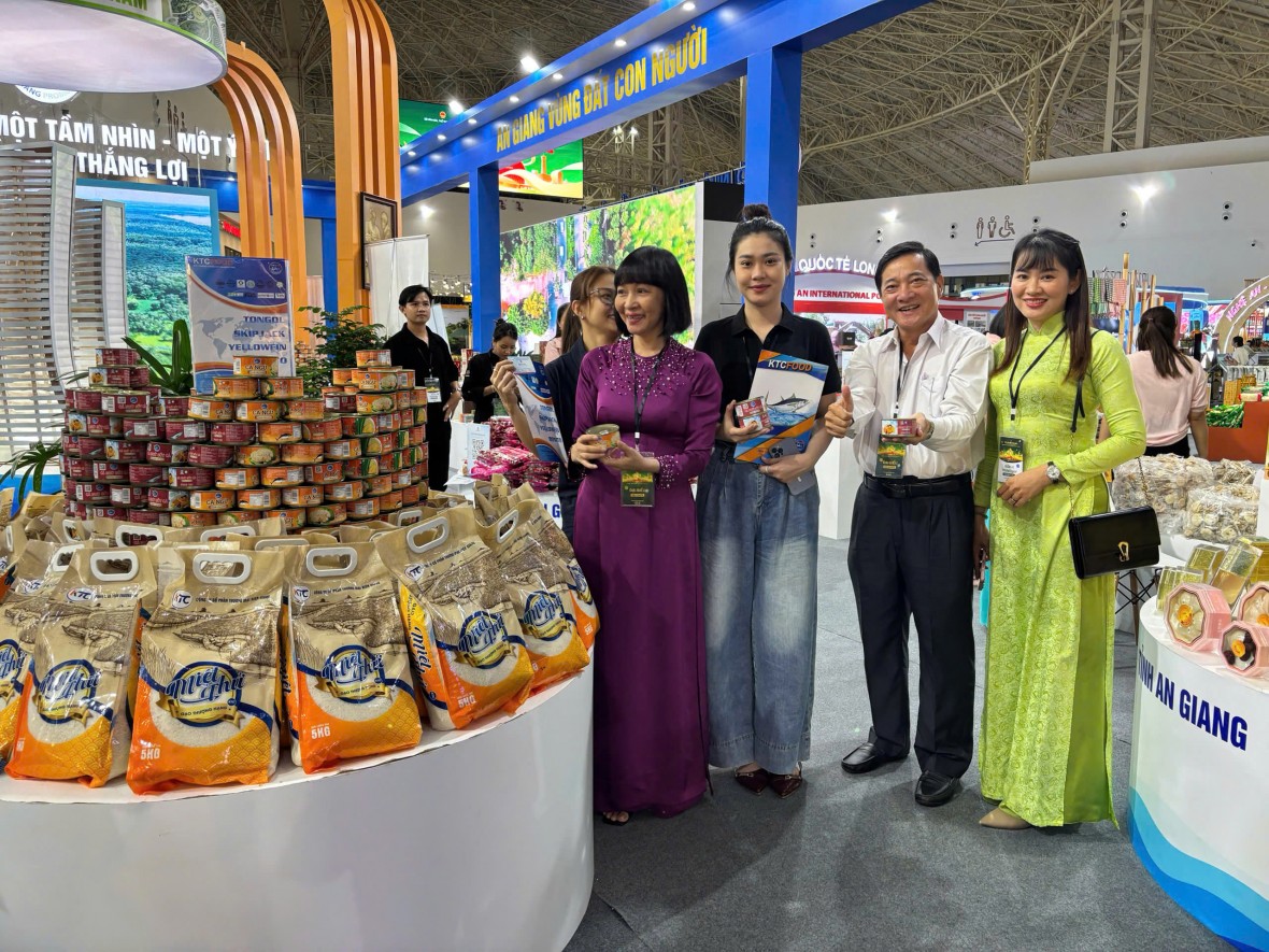An Giang tích cực quảng bá du lịch và sản phẩm đặc trưng tại Hội chợ Mùa Thu 2025 An Giang tích cực quảng bá du lịch và sản phẩm đặc trưng tại Hội chợ Mùa Thu 2025