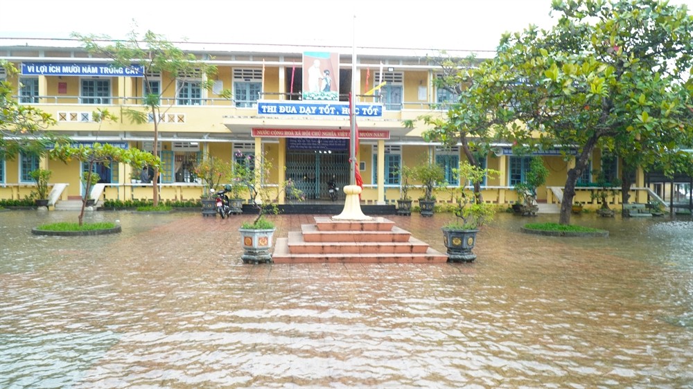 Do ảnh hưởng mưa lớn kéo dài một số trường học bị bị ngập sâu, gây cản trở việc đến trường của học sinh TP Huế. (Ảnh: hue.gov.vn)