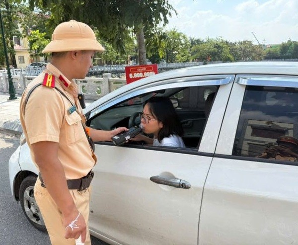 Với tinh thần “kỷ luật, quyết liệt, hiệu quả”, lực lượng Cảnh sát giao thông Bắc Ninh khẳng định sẽ tiếp tục duy trì kiểm tra nồng độ cồn thường xuyên, liên tục trên mọi tuyến đường, mọi khung giờ, nhằm hình thành trong cộng đồng thói quen: “Đã uống rượu, bia – tuyệt đối không lái xe!” Với tinh thần “kỷ luật, quyết liệt, hiệu quả”, lực lượng Cảnh sát giao thông Bắc Ninh khẳng định sẽ tiếp tục duy trì kiểm tra nồng độ cồn thường xuyên, liên tục trên mọi tuyến đường, mọi khung giờ, nhằm hình thành trong cộng đồng thói quen: “Đã uống rượu, bia – tuyệt đối không lái xe!”