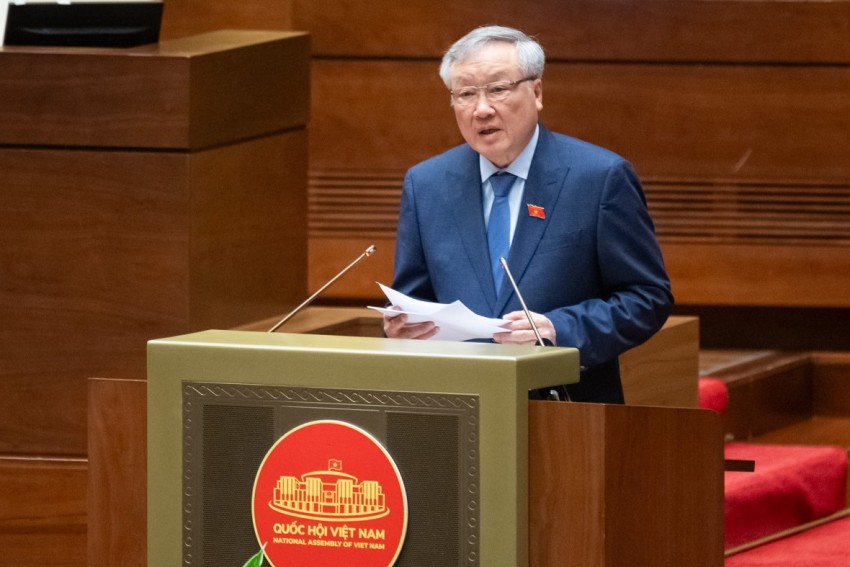 Ủy viên Bộ Chính trị, Phó Thủ tướng Thường trực Chính phủ Nguyễn Hòa Bình trình bày tóm tắt dự án Luật sửa đổi, bổ sung một số điều của Luật Lý lịch tư pháp.