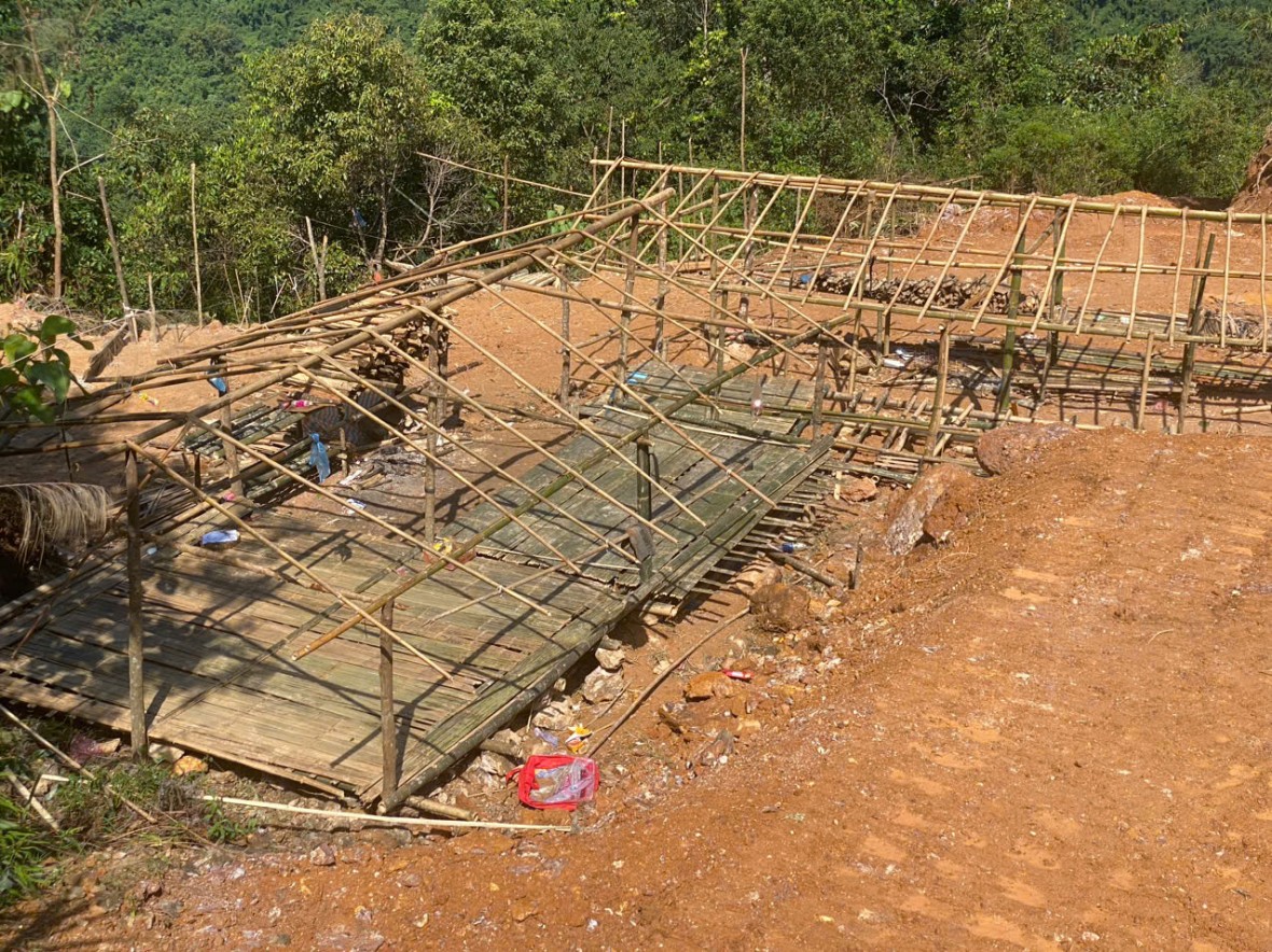 Hình ảnh hiện trường, máy xúc khai thác khoáng sản (vàng) trái phép được lực lượng chức năng chụp lại.