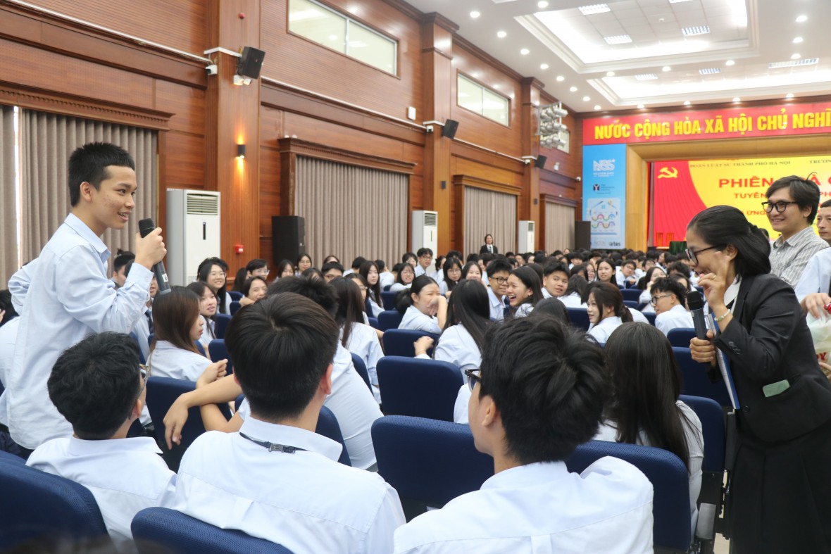 Không khí giao lưu sôi nổi sau Phiên tòa giả định. 