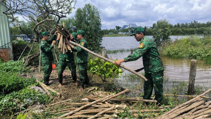 Tây Ninh: Đồn Biên phòng Mỹ Thạnh Tây giúp dân gia cố đê bao ngăn lũ