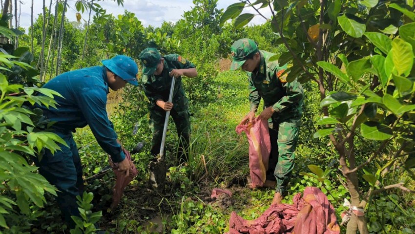 Tây Ninh: Đồn Biên phòng Mỹ Thạnh Tây giúp dân gia cố đê bao ngăn lũ