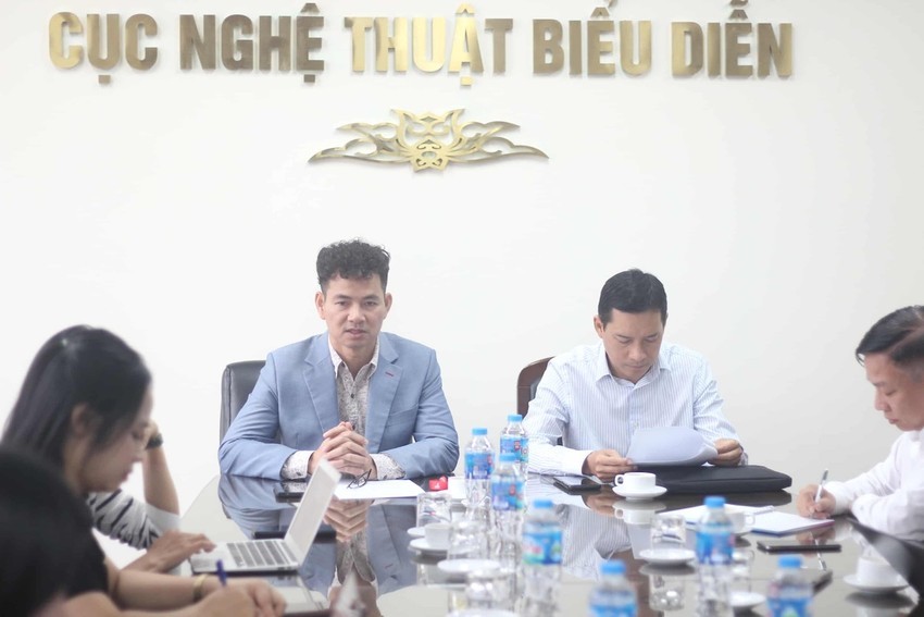 Cục trưởng Cục Nghệ thuật biểu diễn và Cục Phát thanh NSND Xuân Bắc và Cục trưởng Cục Phát thanh, Truyền hình và Thông tin điện tử Lê Quang Tự Do chủ trì buổi làm việc. (Ảnh Bộ VHTTDL)