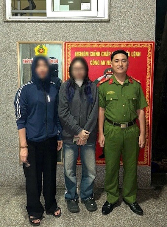 Công an phường bàn giao chị N cho gia đình.