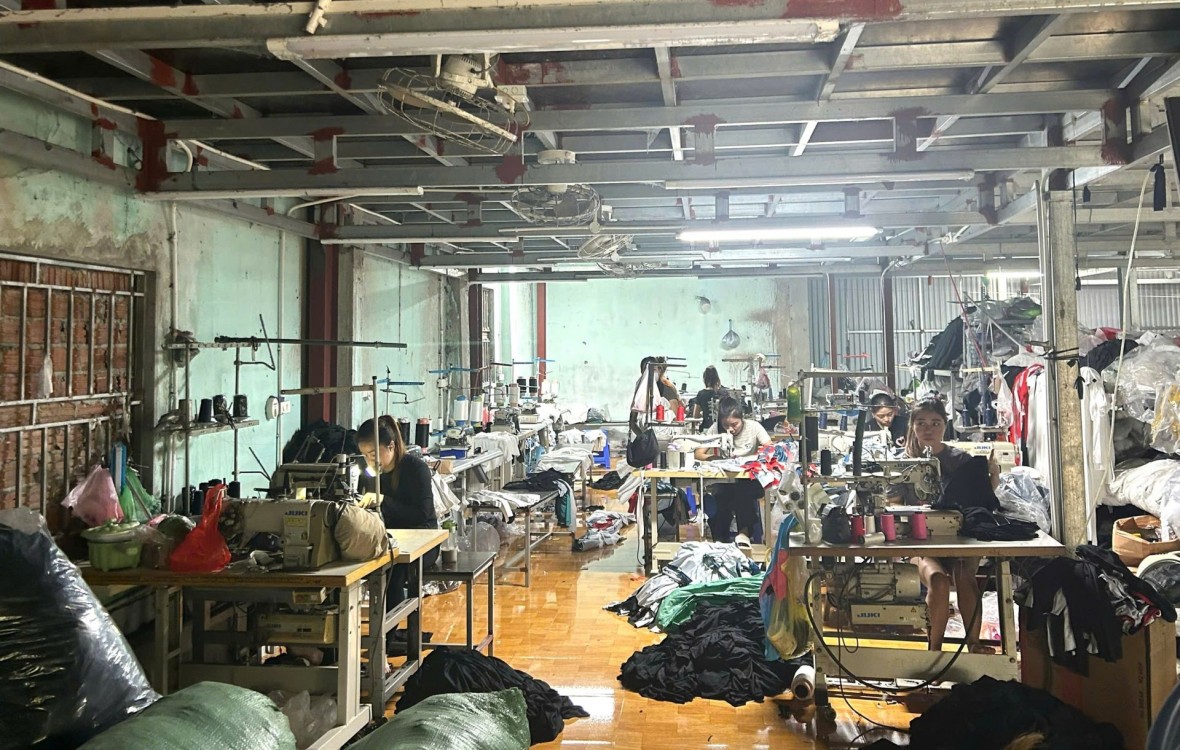 Phát hiện hơn 16.000 sản phẩm quần áo giả nhãn hiệu thời trang thể thao YONEX Tại thời điểm kiểm tra, hộ kinh doanh đang hoạt động với 9 máy may, máy cắt, máy vắt sổ và gần 20 công nhân đang làm việc.