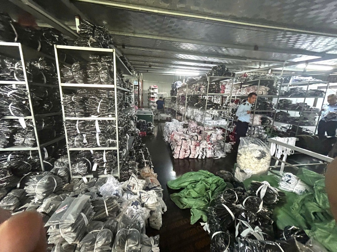 Phát hiện hơn 16.000 sản phẩm quần áo giả nhãn hiệu thời trang thể thao YONEX Lực lượng quản lý thị trường kiểm tra hộ kinh doanh và sản xuất quần áo Gia Minh địa chỉ tại xóm Đảo, thôn Đồi 2, xã Phú Nghĩa.