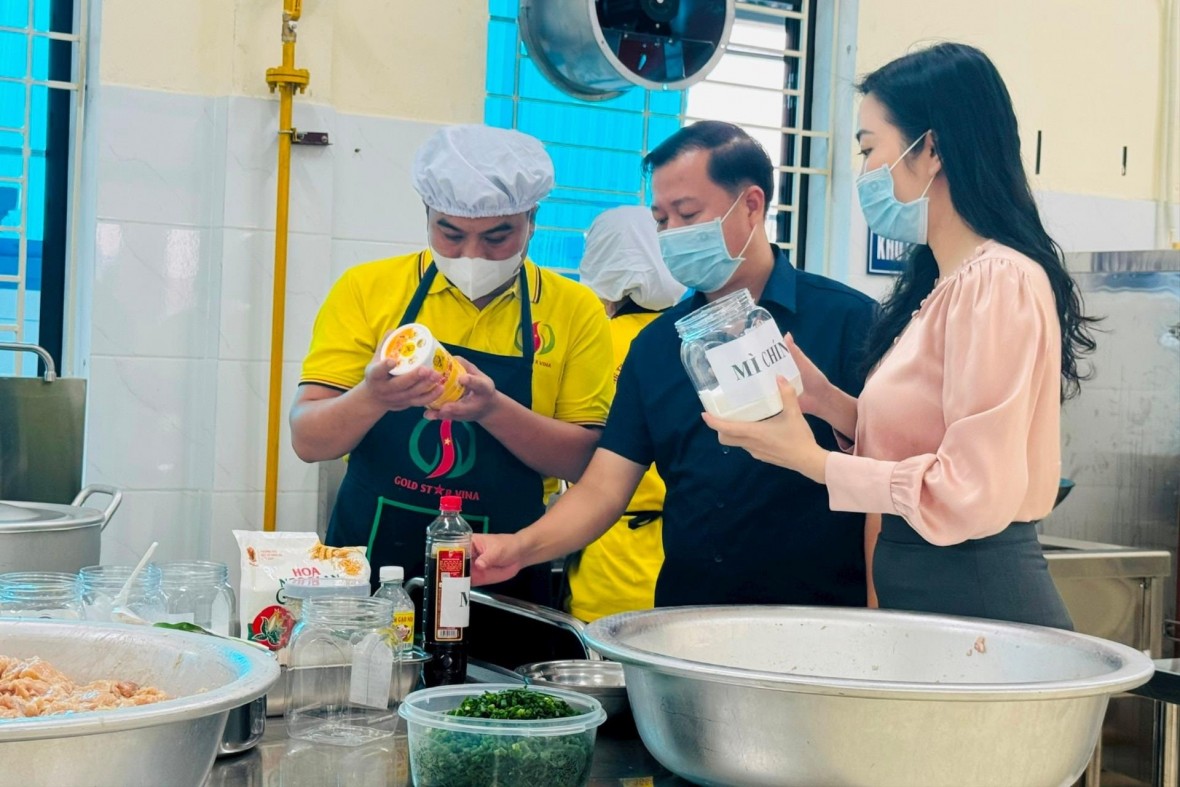 Kết quả kiểm tra đột xuất về công tác tổ chức bữa ăn bán trú trường học tại xã Quốc Oai, Hà Nội.