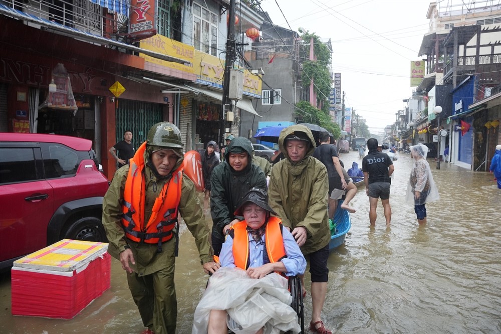 Chủ tịch UBND thành phố Phan Thiên Định cùng các lực lượng hỗ trợ đưa các bệnh nhân đến nơi an toàn