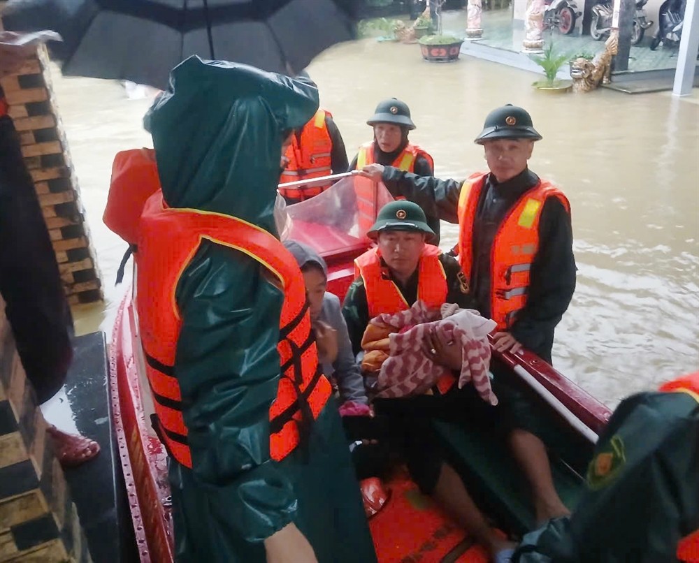 Ban Chỉ huy Phòng thủ khu vực 3 – Phú Lộc dùng ca nô đưa lực lượng y tế tiếp cận và hỗ trợ đưa thai phụ và em bé sau sinh ở thôn Quê Chữ, xã Lộc An về Trung tâm y tế xã Phú Lộc