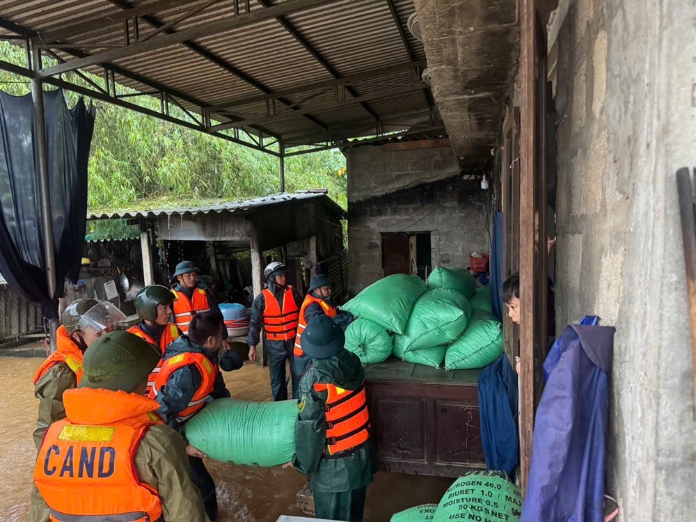 Lực lượng chức năng giúp di dời tài sản của người dân đến nơi an toàn. 