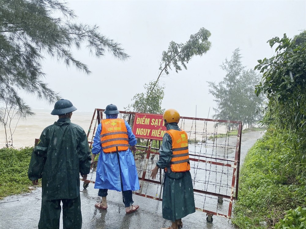 Lực lượng dân quân cắm chốt cảnh báo nguy hiểm 