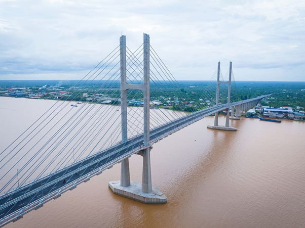 Cầu Rạch Miễu 2 có tổng chiều dài hơn 17,6km, trong đó phần cầu chính vượt sông Tiền dài gần 2km, thiết kế dây văng, nhịp chính có chiều cao thông thuyền hơn 37m, quy mô 4 làn xe Cầu Rạch Miễu 2 có tổng chiều dài hơn 17,6km, trong đó phần cầu chính vượt sông Tiền dài gần 2km, thiết kế dây văng, nhịp chính có chiều cao thông thuyền hơn 37m, quy mô 4 làn xe