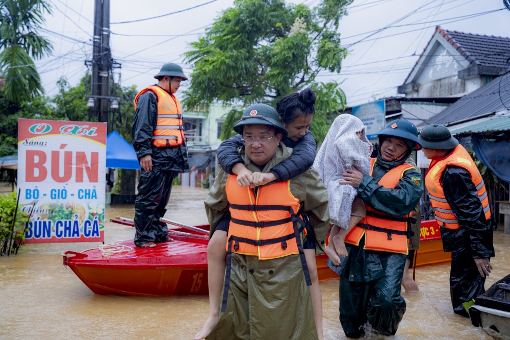 Các lực lượng hổ trợ người dân đến nơi an toàn