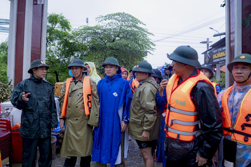 Phó Chủ tịch UBND TP. Huế Phan Quý Phương kiểm tra , chỉ đạo công tác ứng phó với mưa lũ tại xã Lộc An