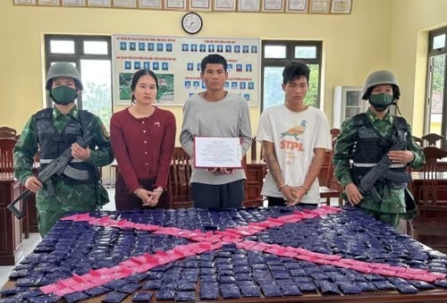 Biên phòng Sơn La bắt giữ 3 đối tượng vận chuyển trái phép ma túy Biên phòng Sơn La bắt giữ 3 đối tượng vận chuyển trái phép ma túy