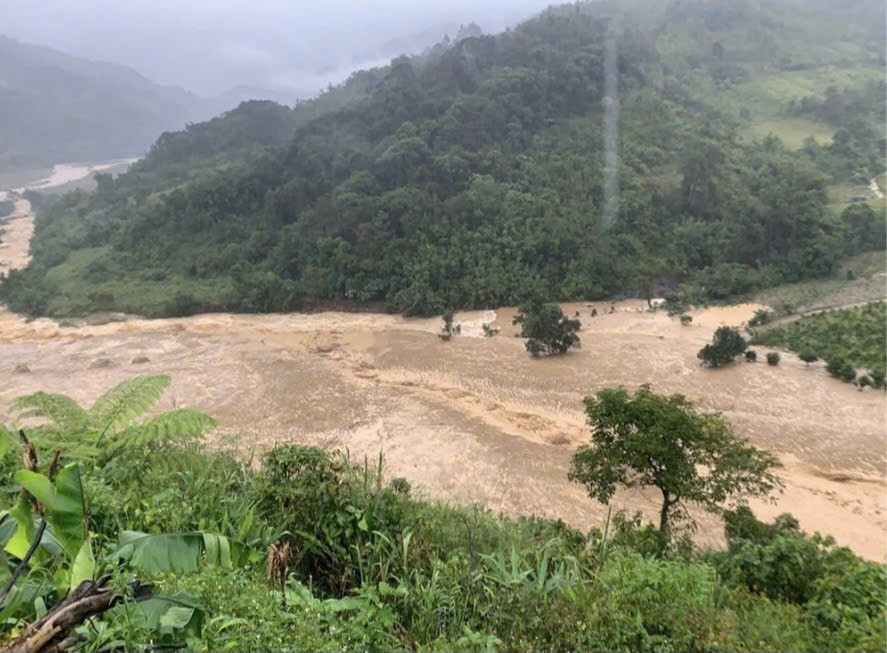 Xã Ngọc Linh, Quảng Ngãi Sạt lở núi chia cắt nhiều tuyến đường