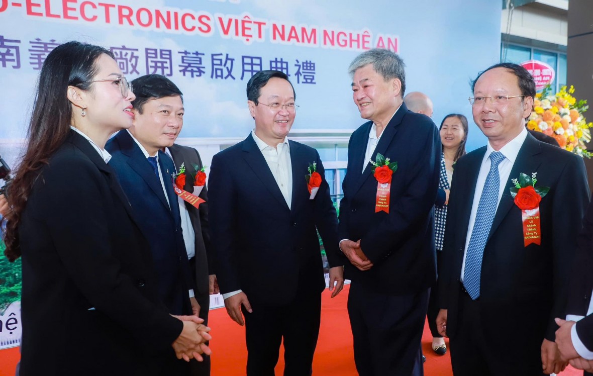 Lãnh đạo tỉnh Nghệ An tham quan nhà máy.