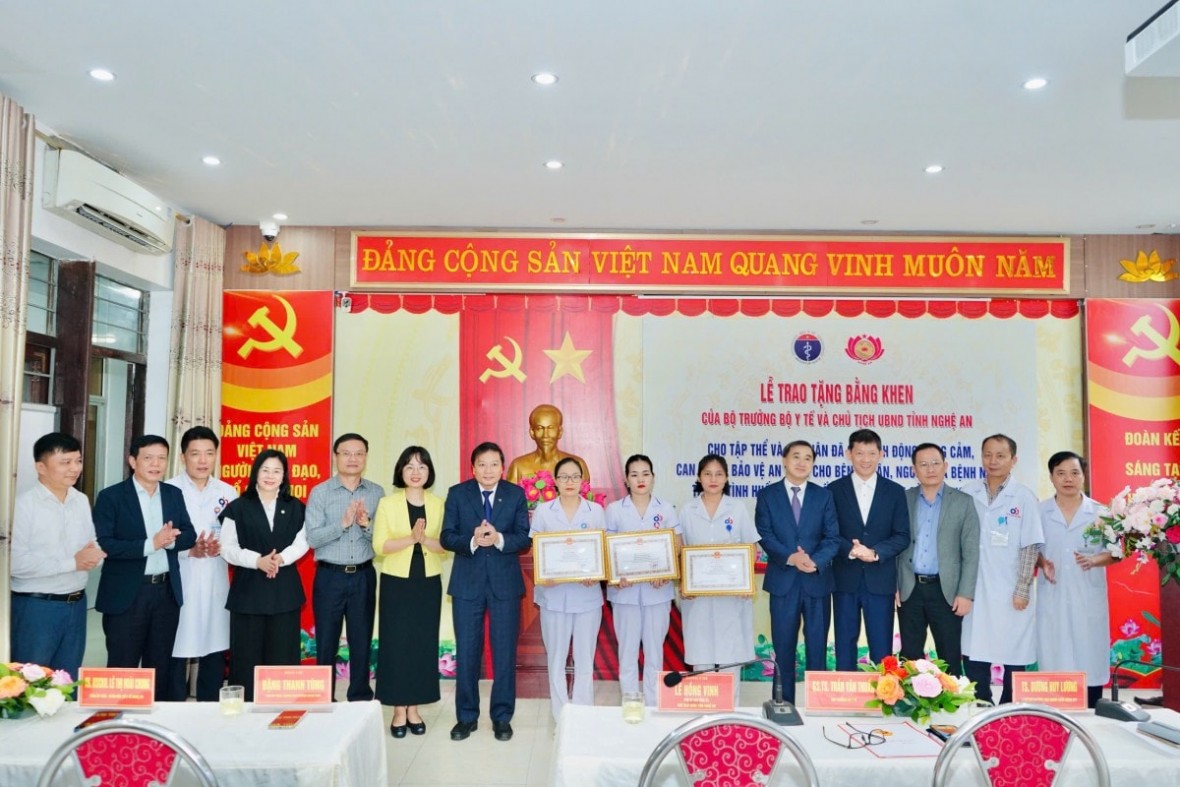 Lãnh đạo Bộ Y tế, UBND tỉnh Nghệ An trao tặng Bằng khen cho các cá nhân, tập thể.