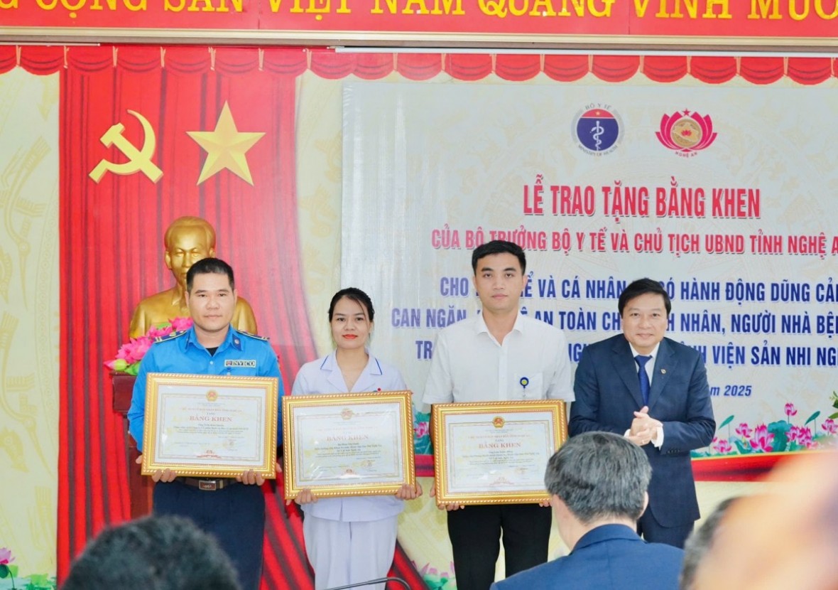 UBND tỉnh Nghệ An tặng Bằng khen cho các cá nhân.