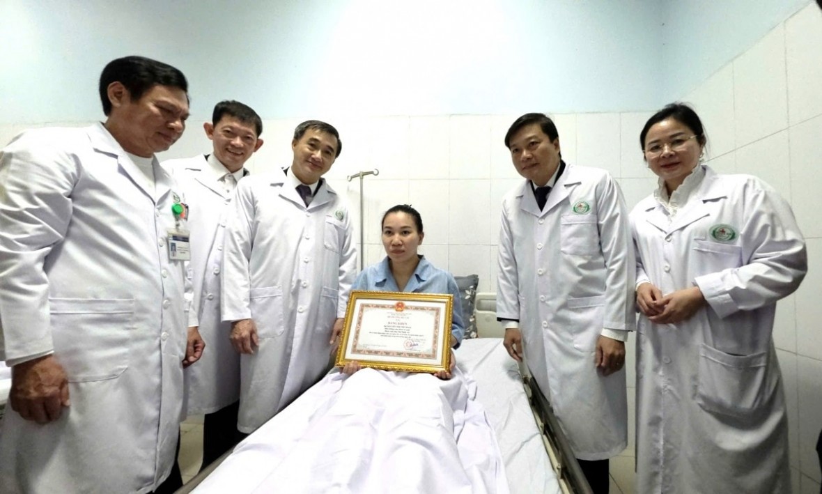 Thăm hỏi, động viên các điều dưỡng đang phải điều trị tại bệnh viện HNĐK Nghệ An.