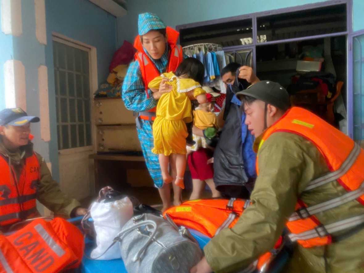 Trẻ con, người già yếu được di chuyển khỏi khu vực ngập sâu - Ảnh Công an Đà Nẵng.