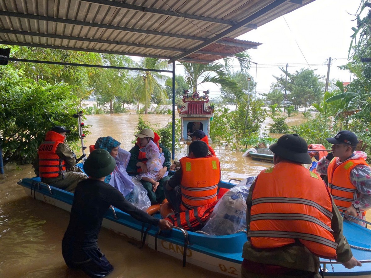 Đà Nẵng: Di dời nhiều người dân, du khách nước ngoài khỏi vùng lũ