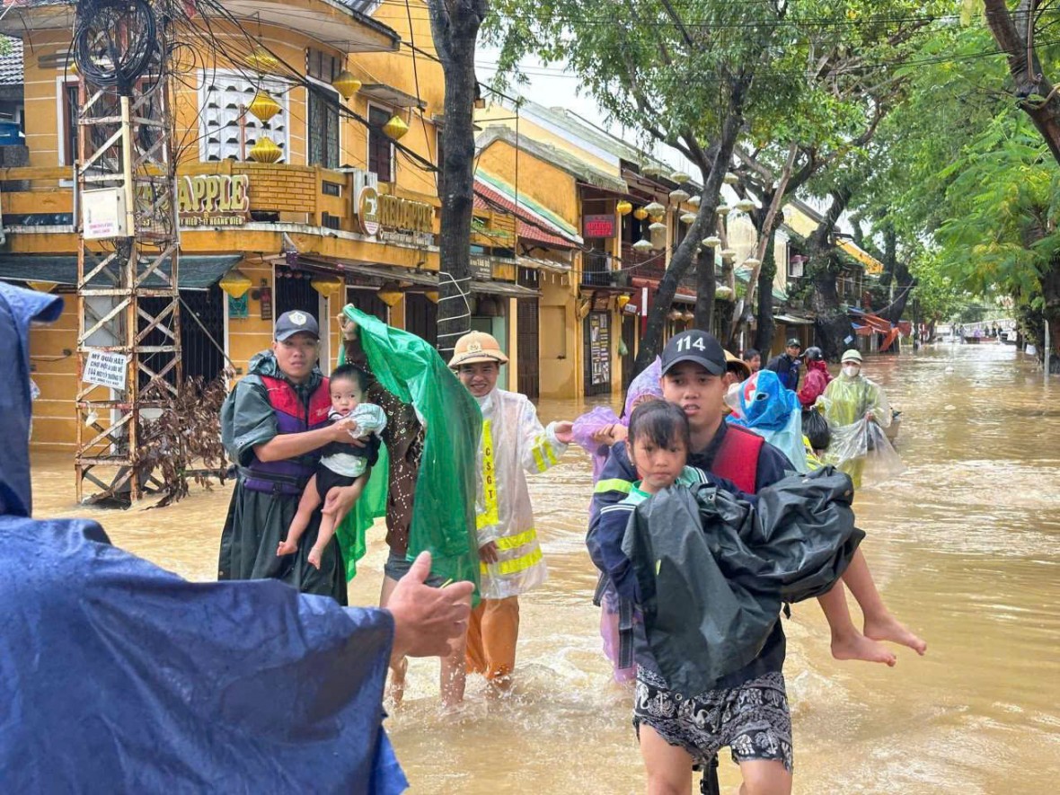 Người và tài sản được di chuyển đến nơi an toàn - Ảnh Công an Đà Nẵng.