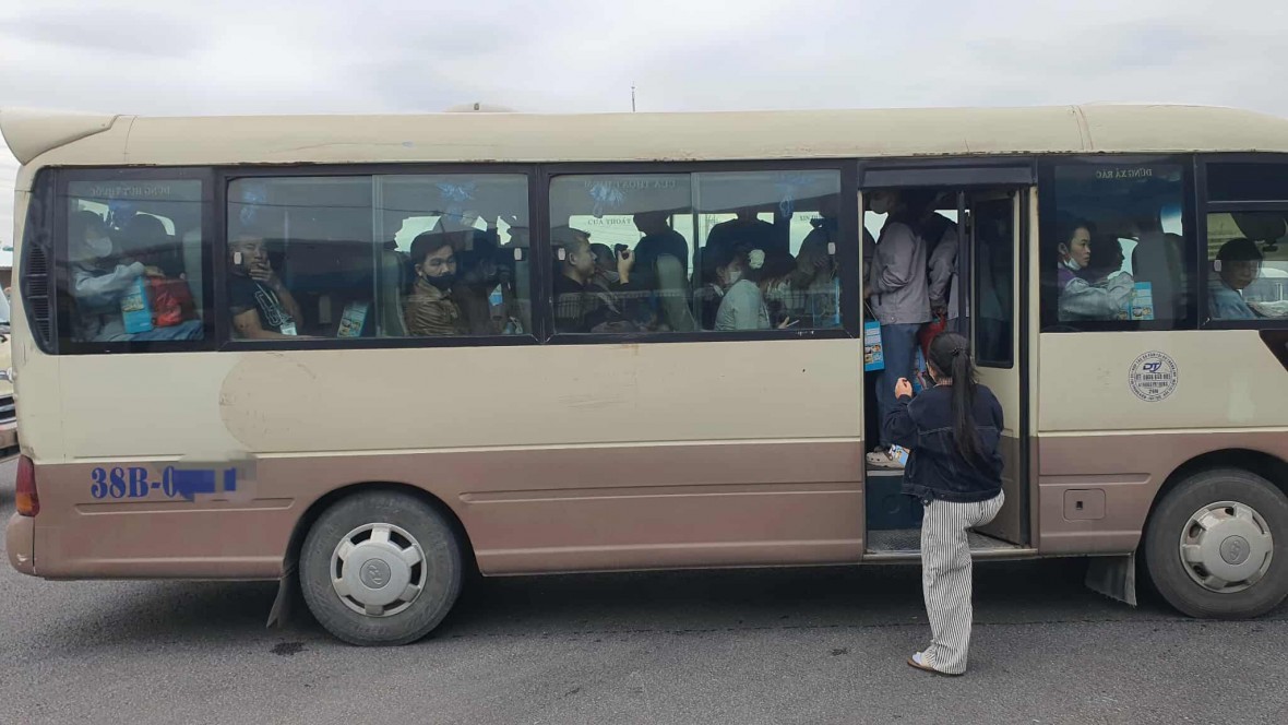 Nhồi nhét, chở quá số người quy định.