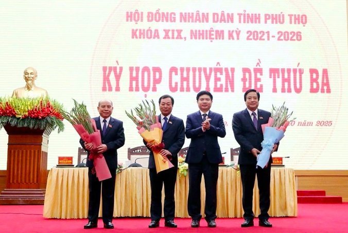 Bí thư Tỉnh ủy Trương Quốc Huy tặng hoa chúc mừng ông Bùi Đức Hinh (ngoài cùng bên trái), ông Bùi Văn Quang và ông Nguyễn Mạnh Sơn - ngoài cùng bên phải (Ảnh: Ngọc Kiên).