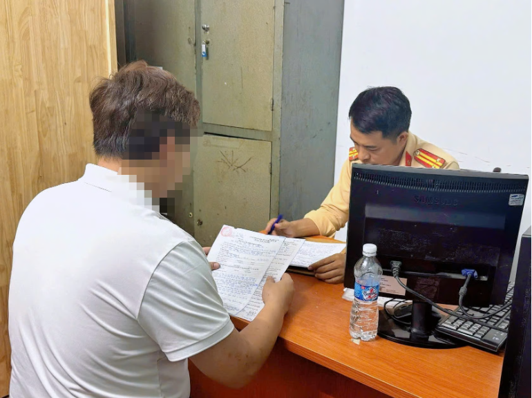 Xử phạt một công ty lắp màn LED quanh xe tải để quảng cáo