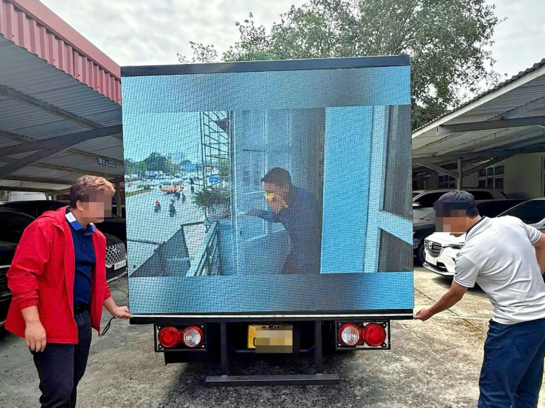 Xử phạt một công ty lắp màn LED quanh xe tải để quảng cáo