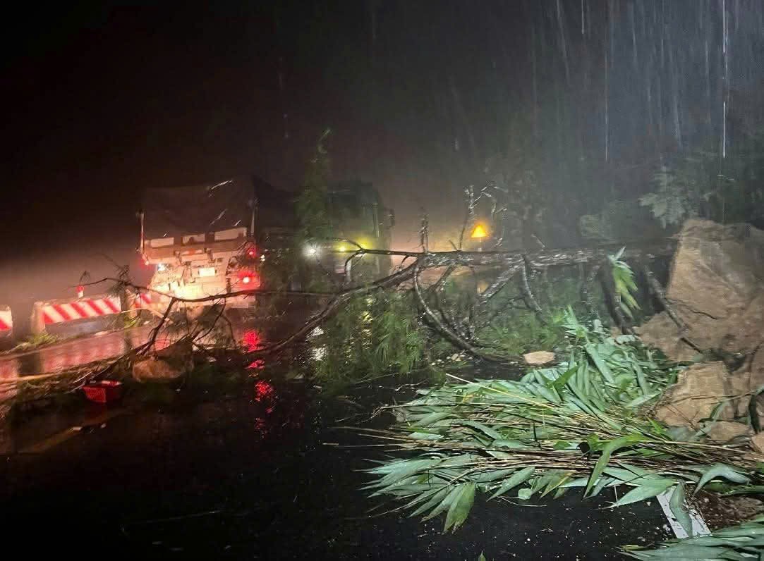 Đèo D’ran sạt lở và sụt lún nghiêm trọng