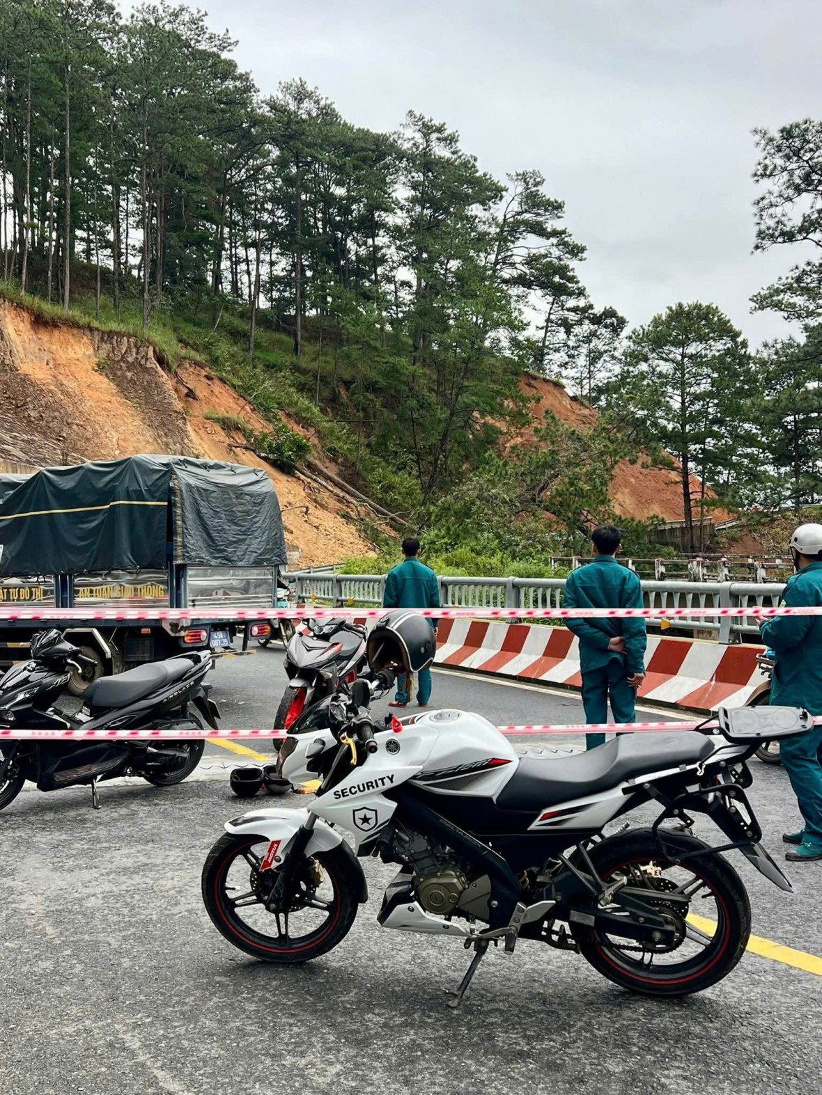 Đèo D’ran sạt lở và sụt lún nghiêm trọng