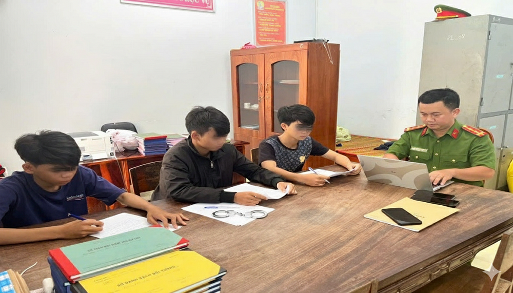 Đại úy cảnh sát phường giúp trả tiền nợ, cảm hóa giáo dục nhóm học sinh cá biệt đi 