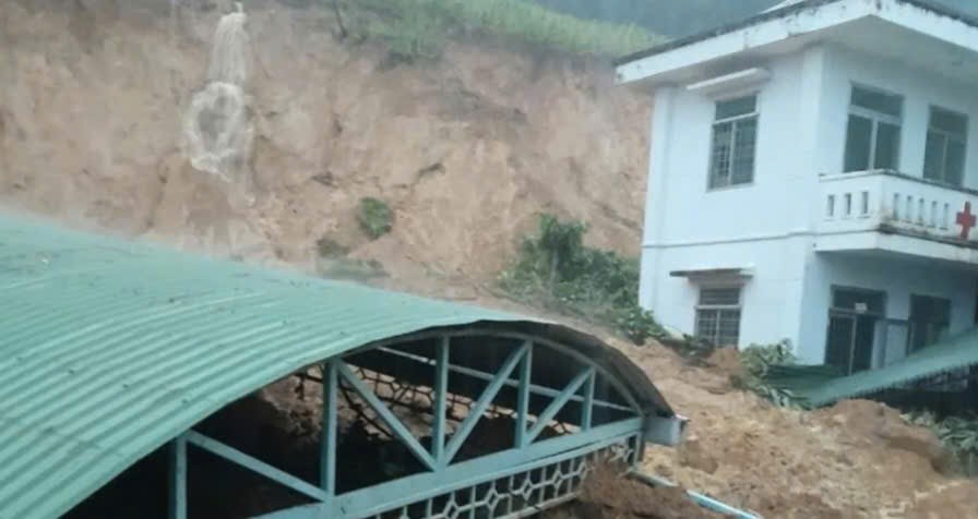 Sạt lở vùi lấp trạm y tế ở Quảng Ngãi, nhân viên trực may mắn thoát nạn