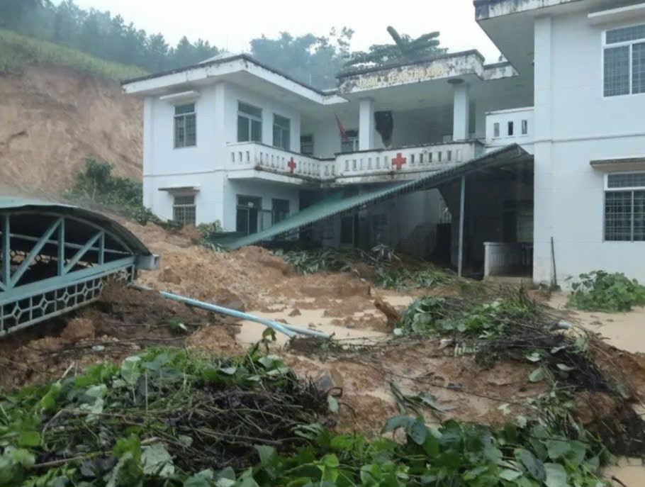 Sạt lở vùi lấp trạm y tế ở Quảng Ngãi, nhân viên trực may mắn thoát nạn