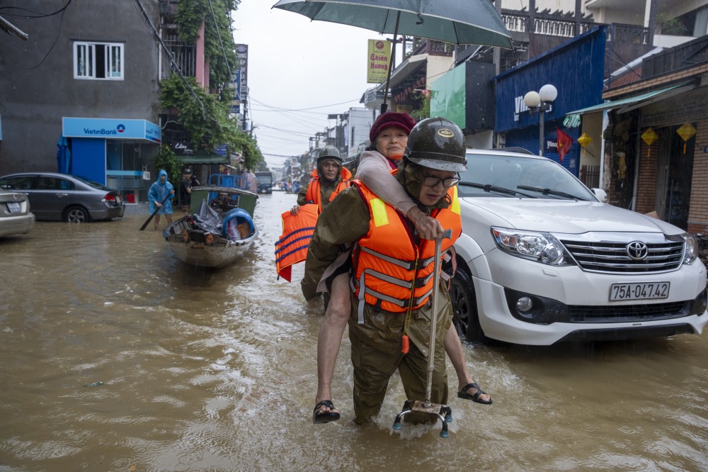 Không để gián đoạn cấp cứu, điều trị cho người dân vùng ảnh hưởng bão số 15