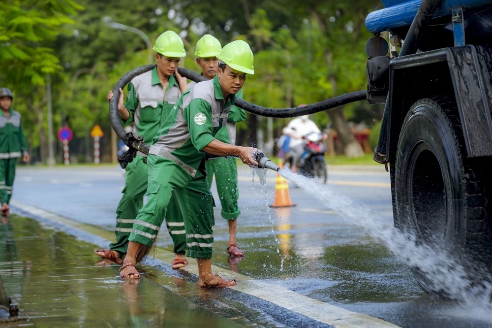 Chủ tịch UBND thành phố yêu cầu huy động tất cả các lực lượng, nhân dân tham gia dọn vệ sinh, khắc phục hậu quả mưa lũ