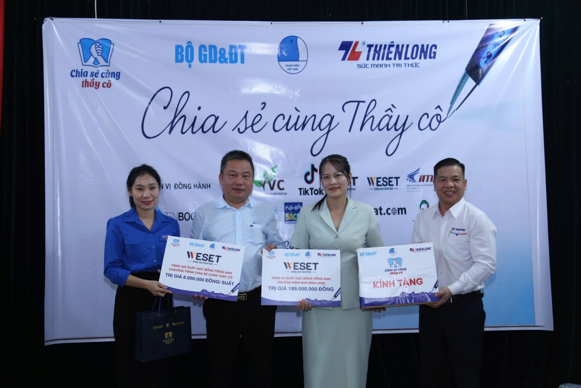 Mang yêu thương đến với thầy trò vùng cao biên giới Lai Châu