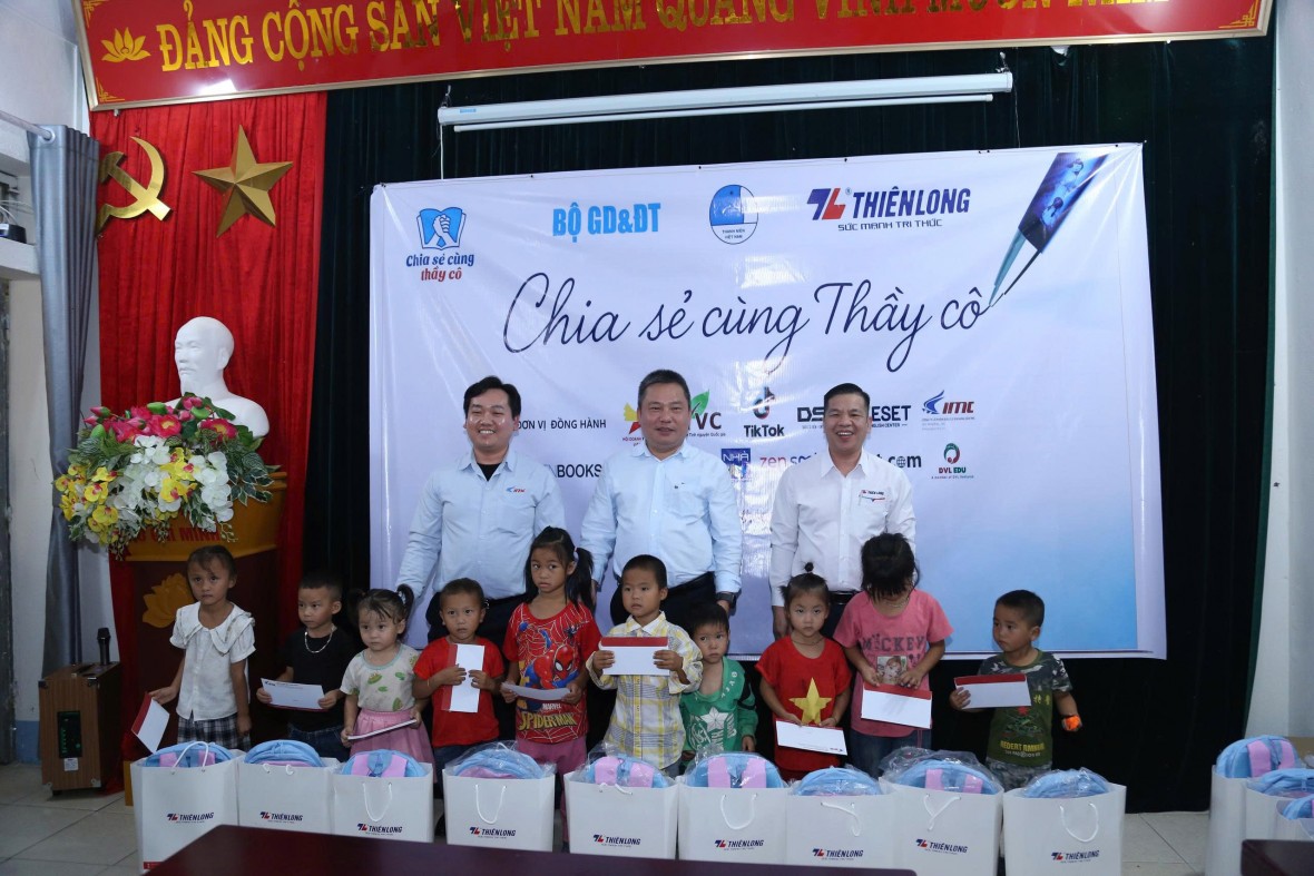 Mang yêu thương đến với thầy trò vùng cao biên giới Lai Châu