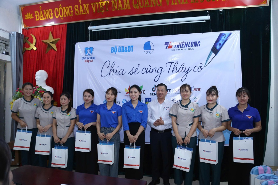 Mang yêu thương đến với thầy trò vùng cao biên giới Lai Châu