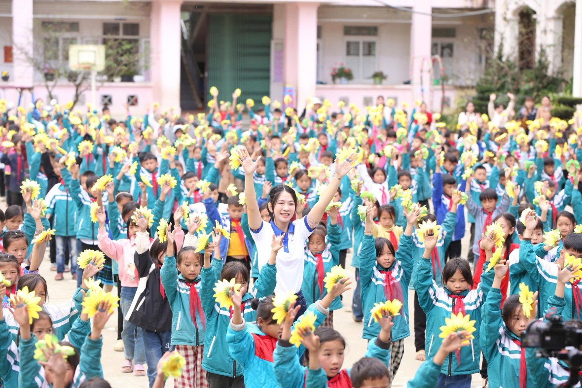 Mang yêu thương đến với thầy trò vùng cao biên giới Lai Châu