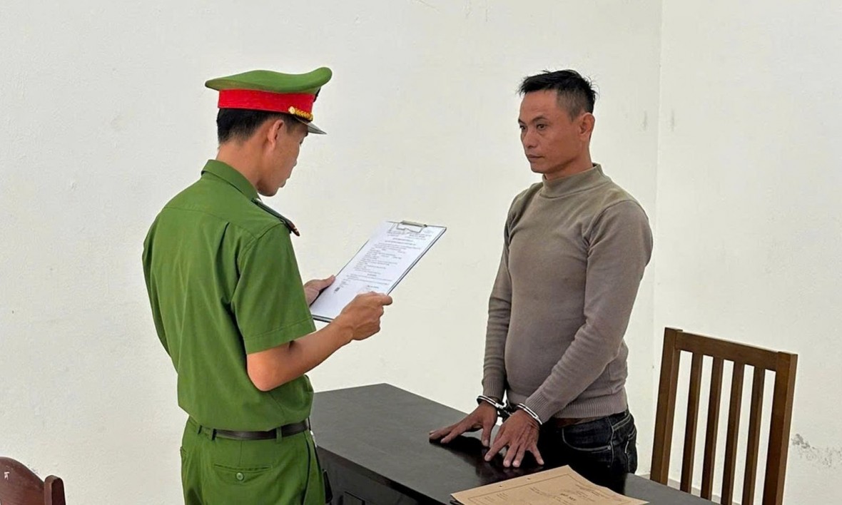 Thi hành Lệnh bắt bị can để tạm giam đối với Đỗ Chát - Ảnh Công an TP Đà Nẵng.